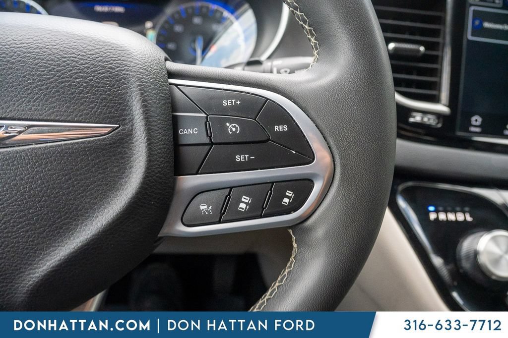 Used 2023 Chrysler Pacifica Touring-L FWD image 10