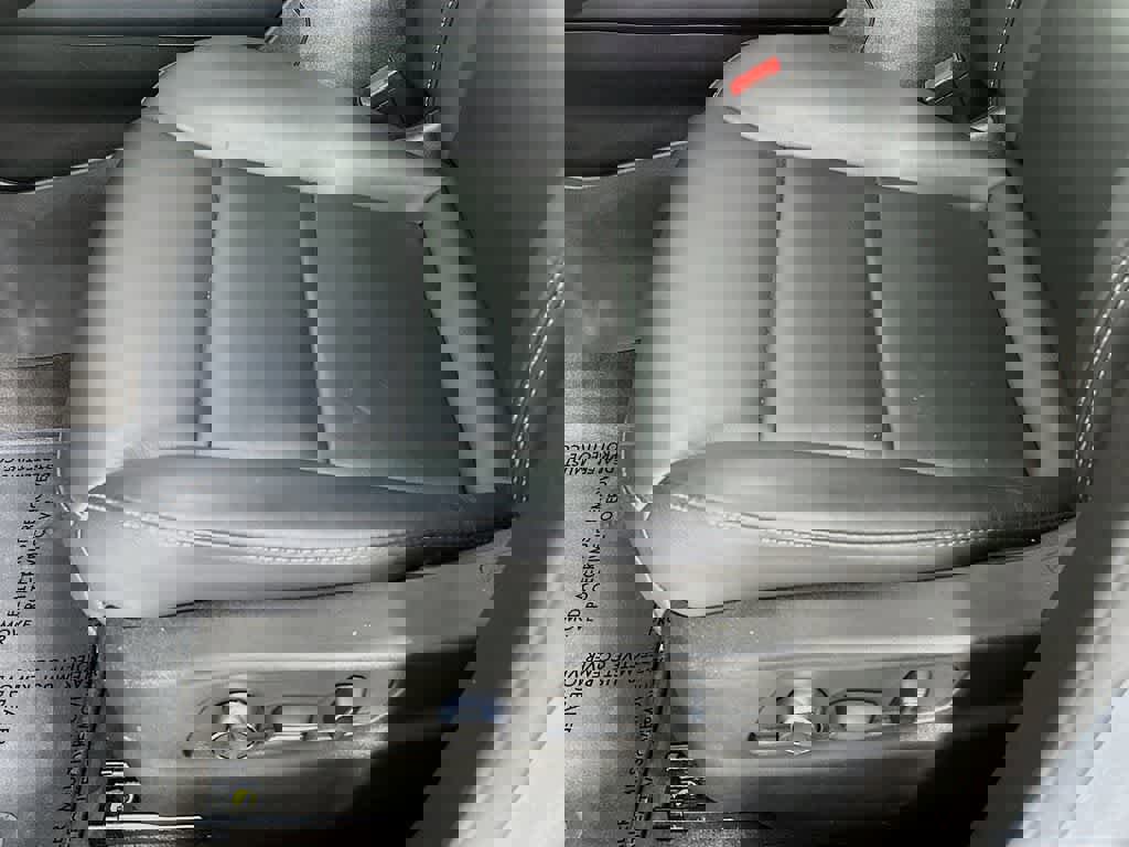 Used 2025 Cadillac XT4 Premium Luxury image 29