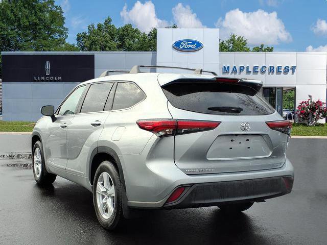 Used 2023 Toyota Highlander LE image 2