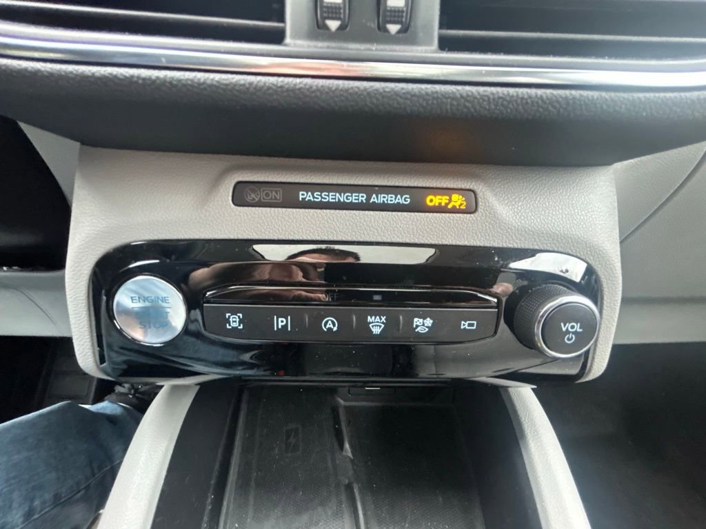 Certified 2025 Ford Escape Platinum w/ Premium Technology Package AWD/4WD image 18