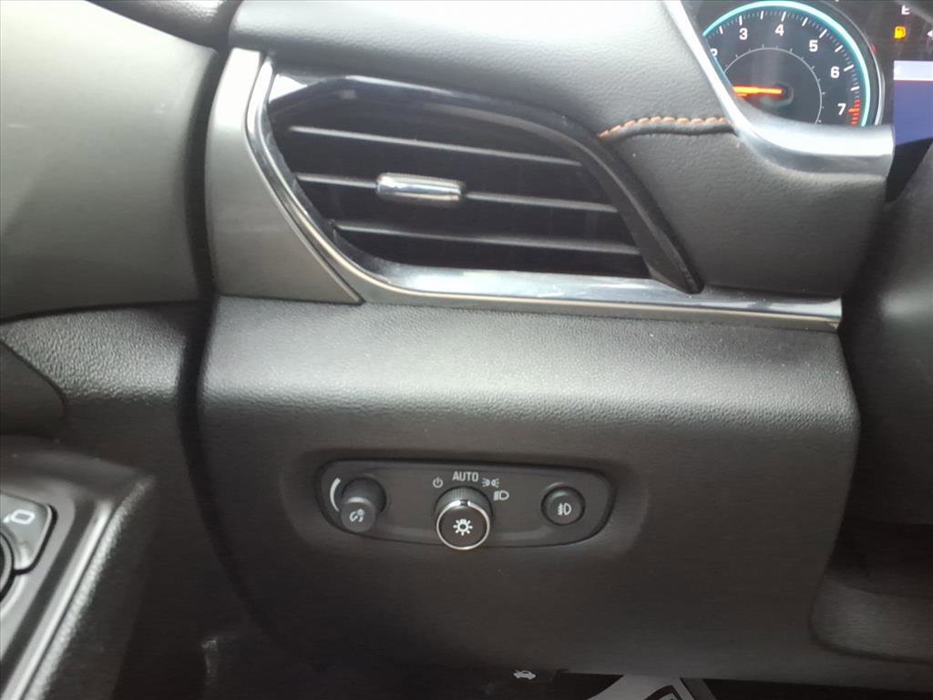 Used 2020 Chevrolet Traverse LT w/ LPO, Blackout Package image 17