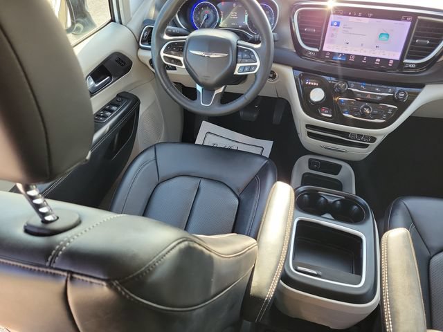 Used 2024 Chrysler Pacifica Touring-L FWD image 13