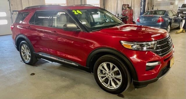Certified 2024 Ford Explorer XLT w/ Equipment Group 202A AWD/4WD image 7