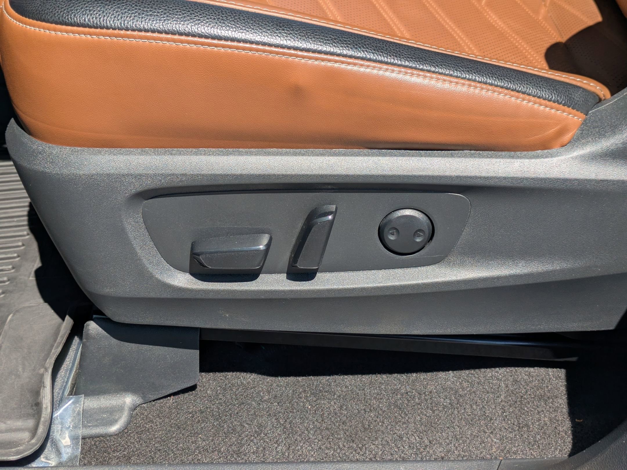 Used 2024 Nissan Pathfinder Platinum w/ Black Appearance Package FWD image 13