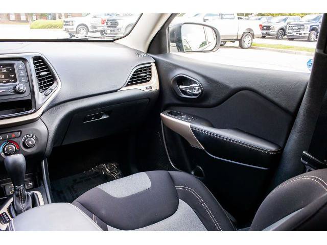 Used 2017 Jeep Cherokee Sport FWD image 14