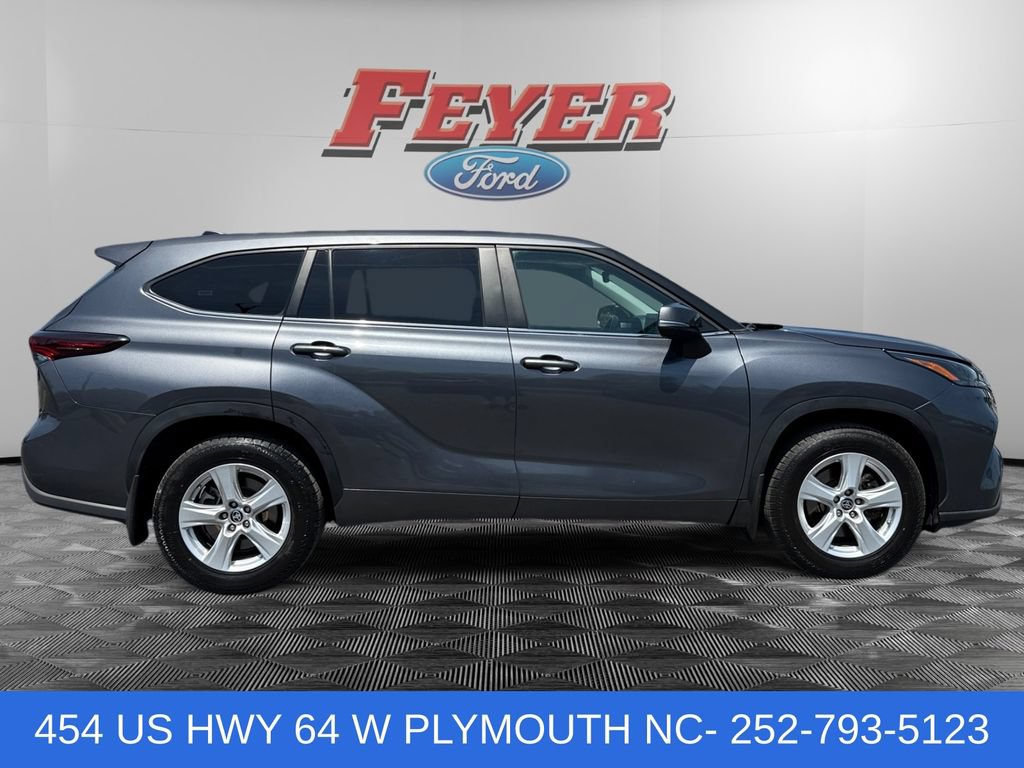 Used 2024 Toyota Highlander LE AWD/4WD image 6