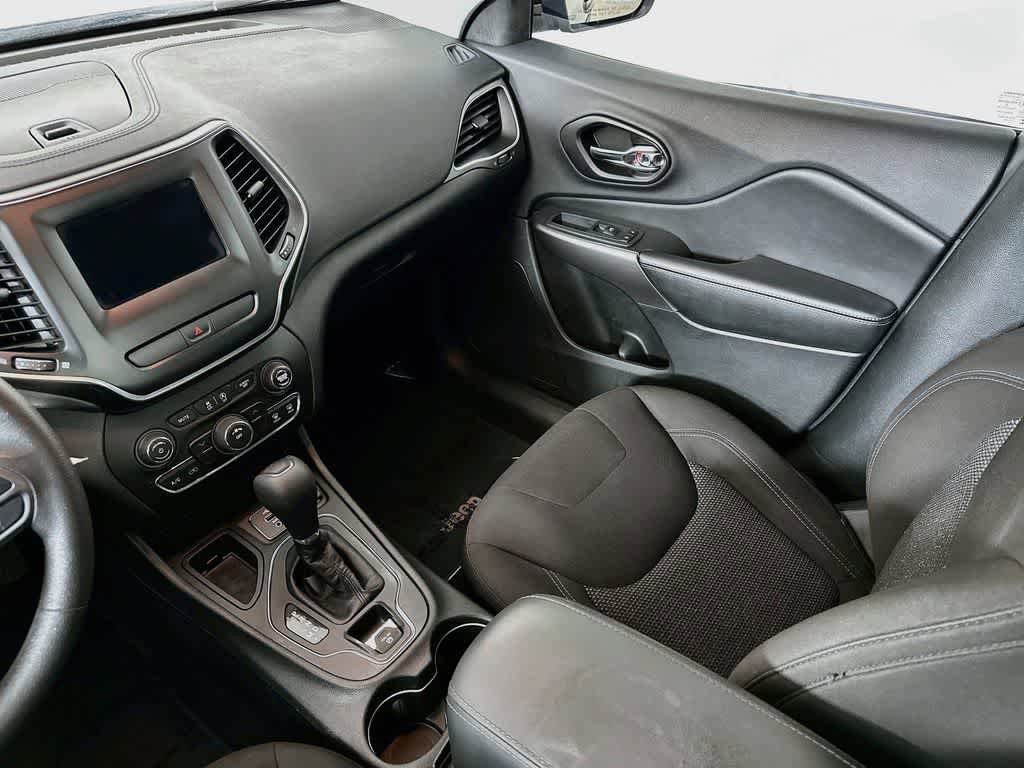 Used 2019 Jeep Cherokee Latitude w/ Popular Appearance Group FWD image 10