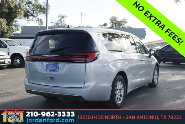 Used 2024 Chrysler Pacifica Touring-L FWD image 6
