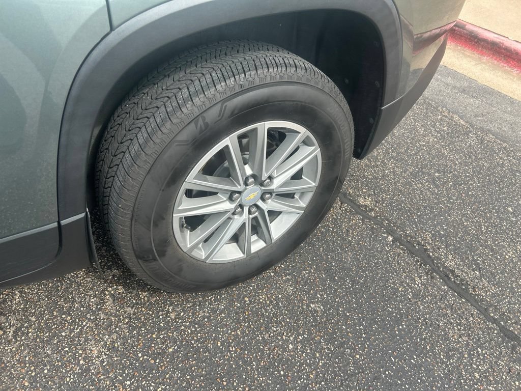 Used 2023 Chevrolet Traverse LT FWD image 9