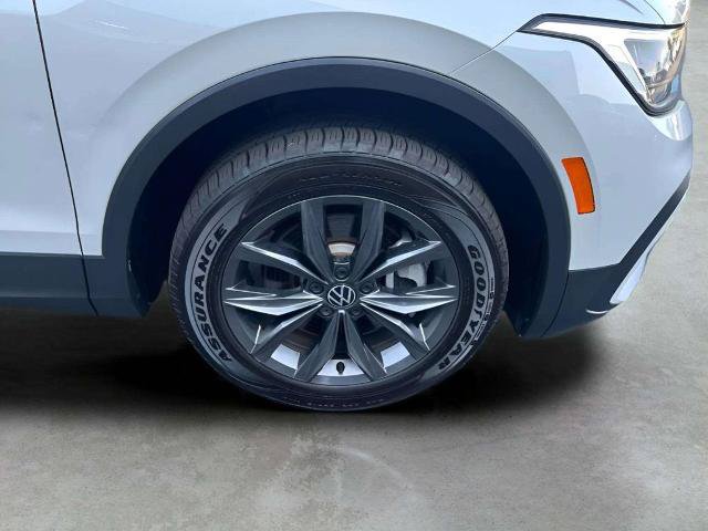 Used 2023 Volkswagen Tiguan SE AWD/4WD image 35