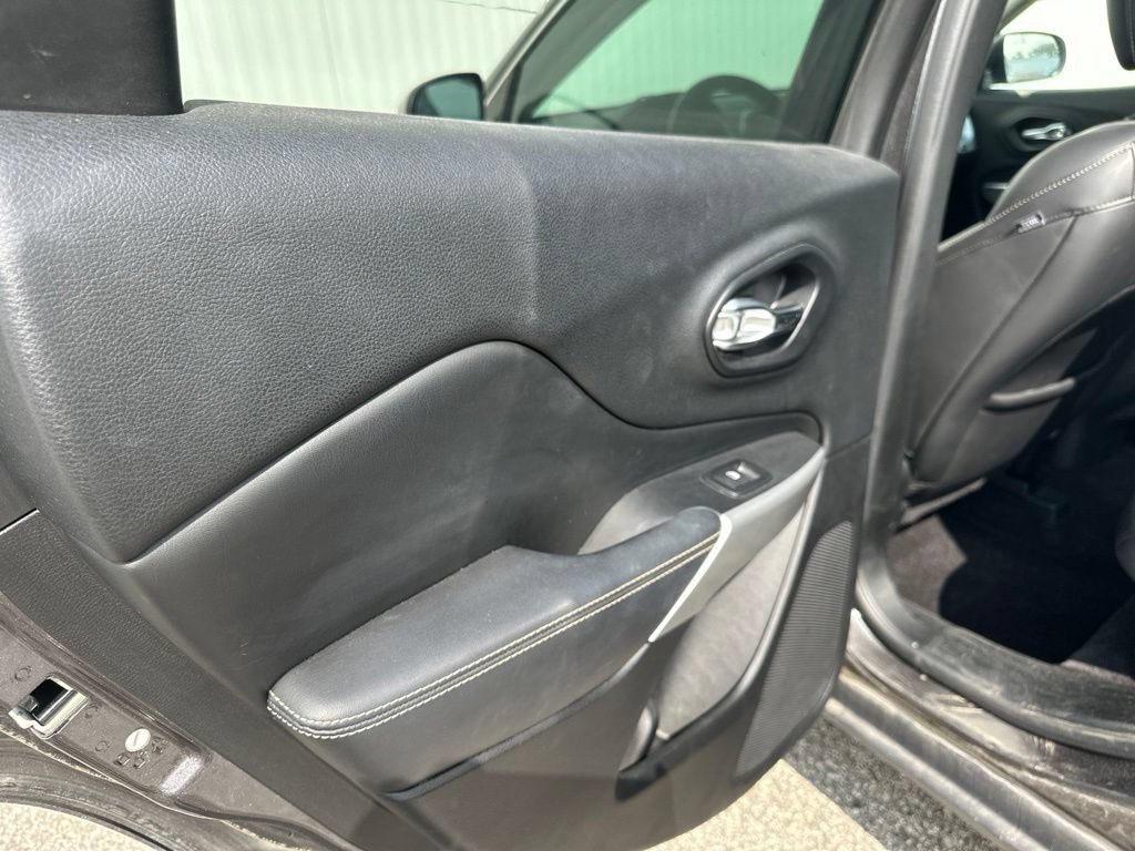 Used 2018 Jeep Cherokee Latitude Plus w/ Comfort/Convenience Group AWD/4WD image 17