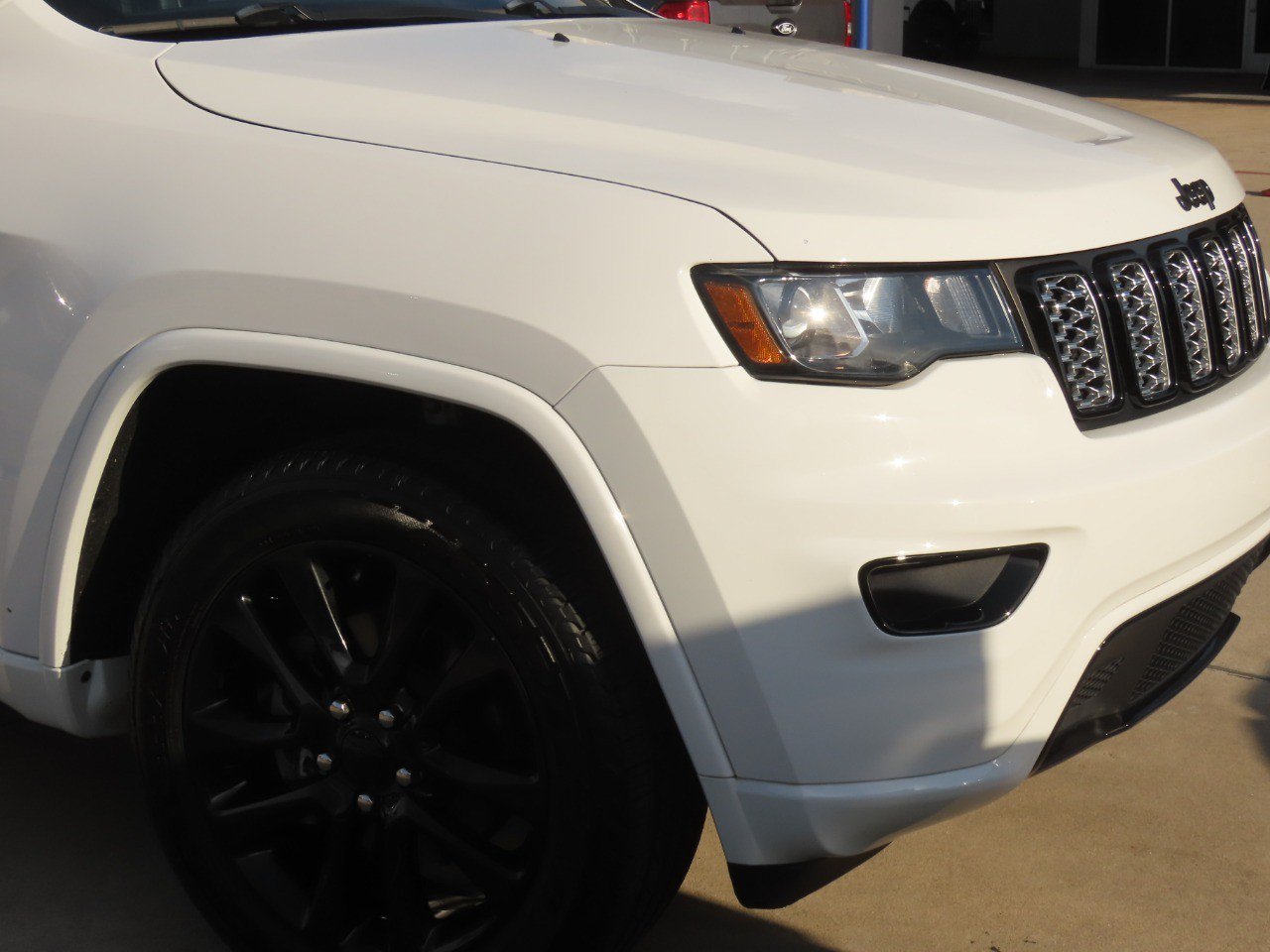 Used 2018 Jeep Grand Cherokee Altitude AWD/4WD image 6