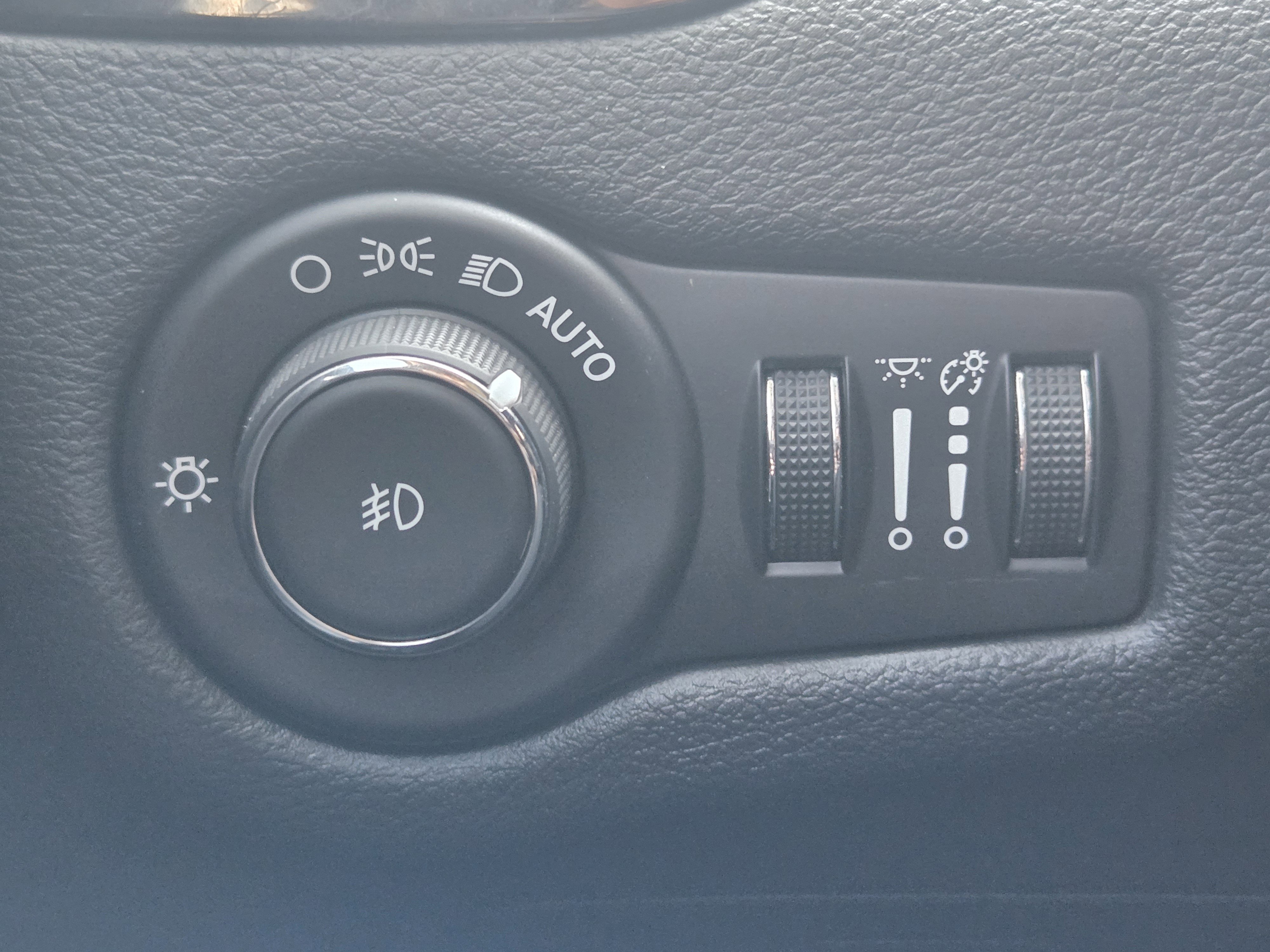 Used 2020 Jeep Cherokee Latitude Plus FWD image 17