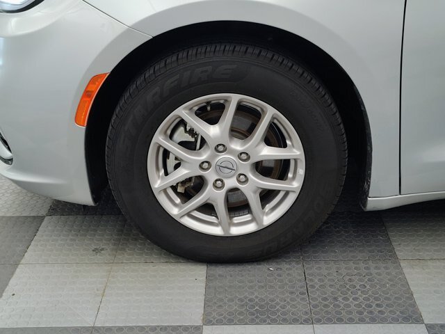 Used 2024 Chrysler Pacifica Touring-L FWD image 13