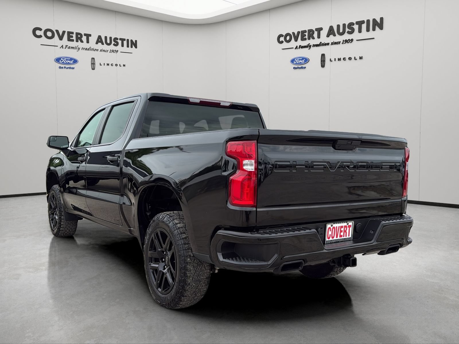 Used 2022 Chevrolet Silverado 1500 Custom Trail Boss w/ Midnight Edition AWD/4WD image 3
