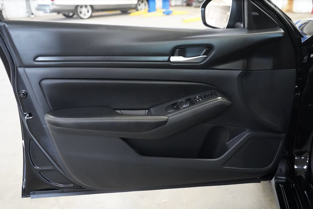 Used 2025 Nissan Altima 2.5 SV FWD image 12