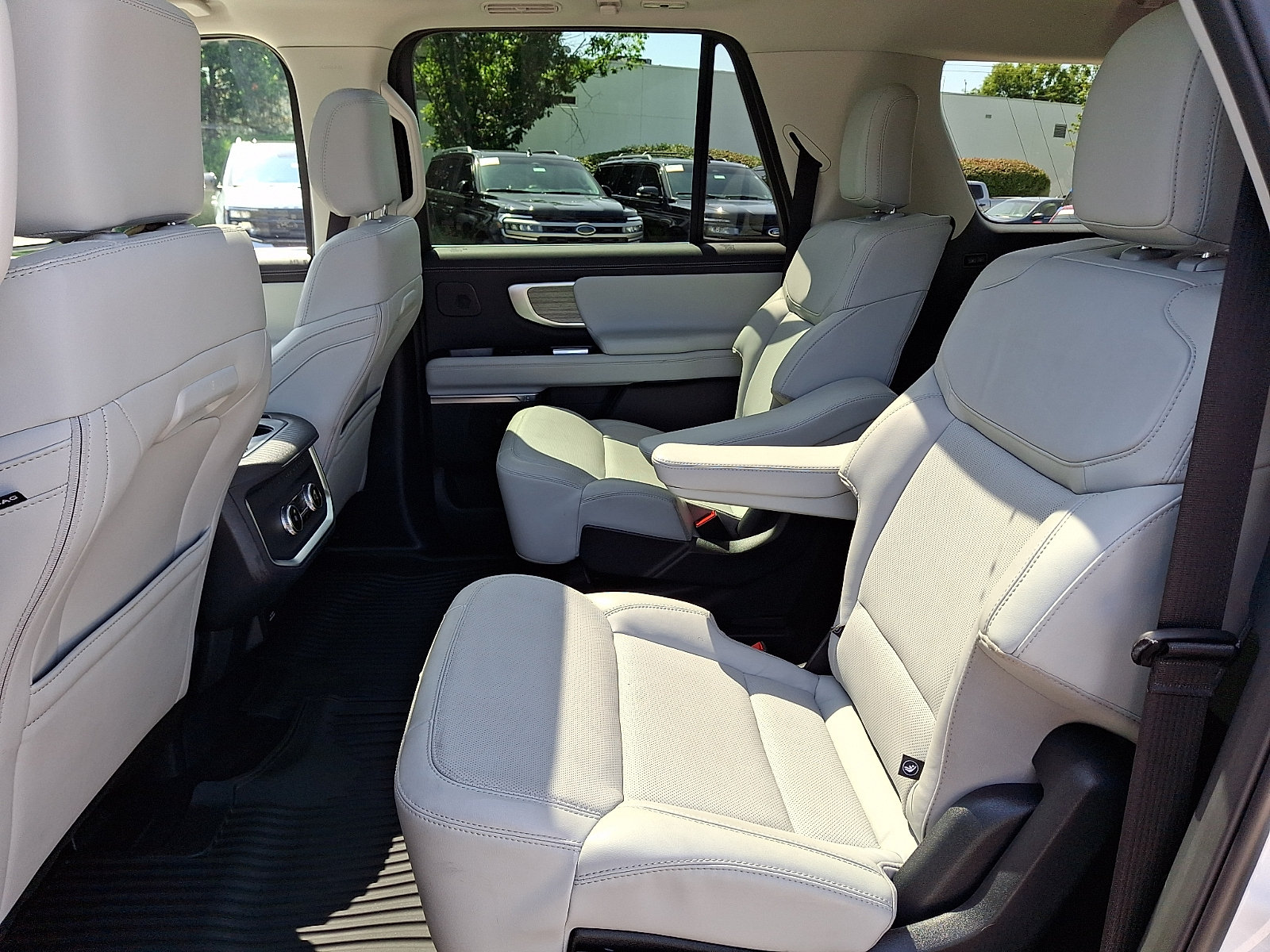 Certified 2025 Ford Expedition Max Platinum w/ Driver's Package AWD/4WD image 13