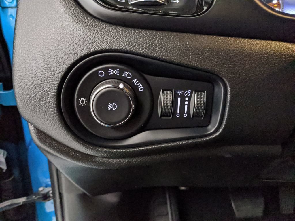 Used 2022 Jeep Renegade Altitude w/ Sun/Sound Group AWD/4WD image 17