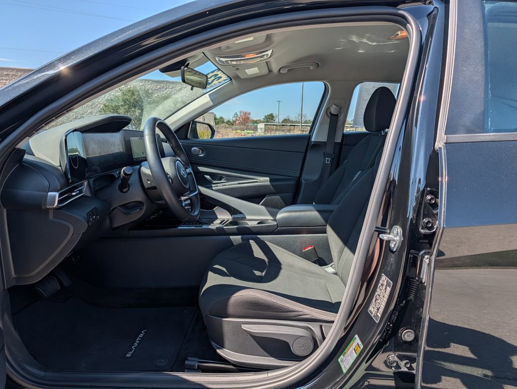 Used 2023 Hyundai Elantra SEL w/ Convenience Package image 19