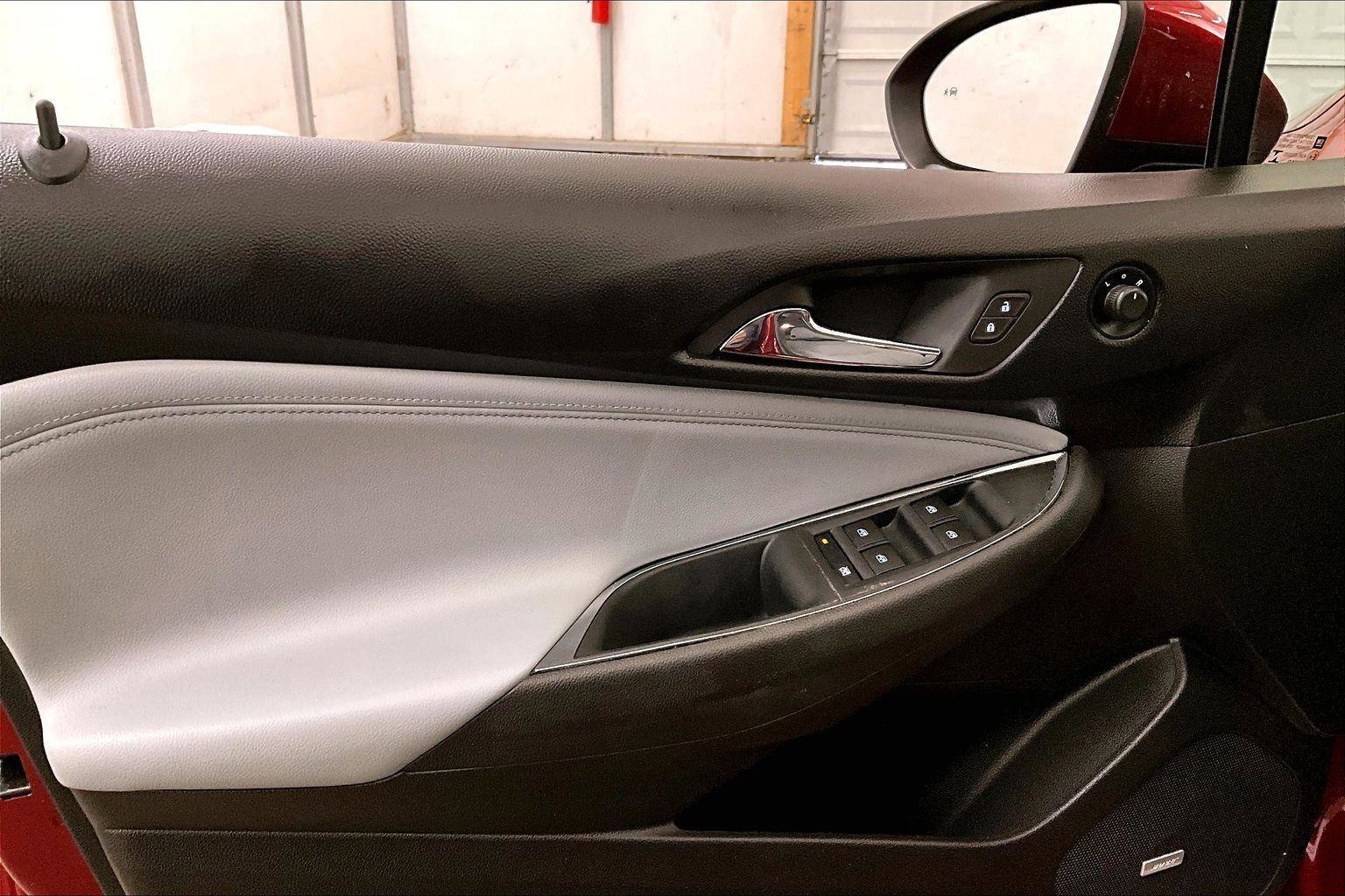 Used 2019 Chevrolet Cruze Premier w/ Sun And Sound Package image 22