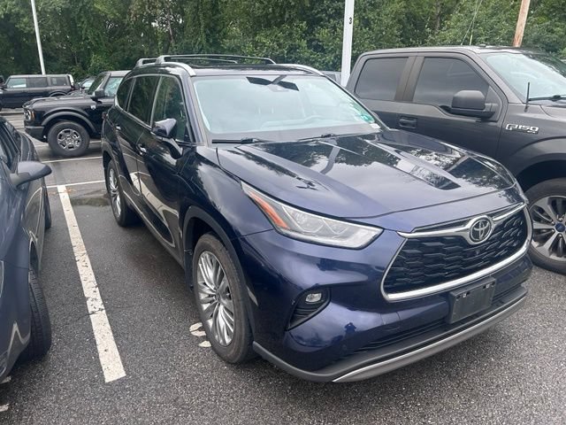 Used 2024 Toyota Highlander Platinum AWD/4WD image 3