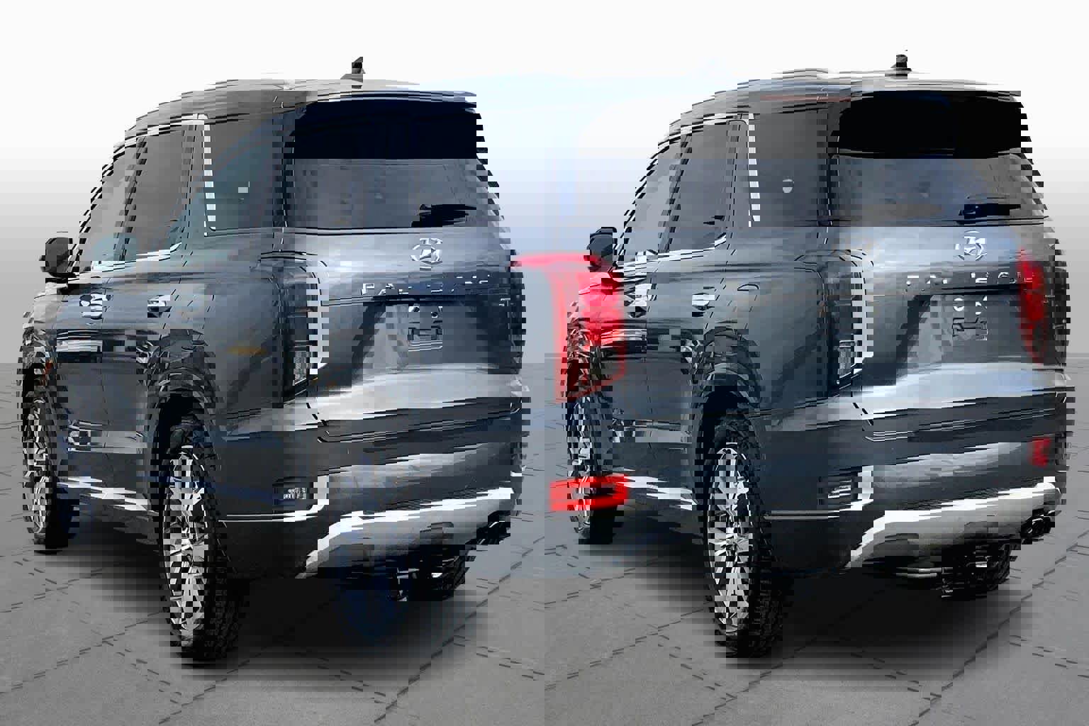 Used 2021 Hyundai Palisade Limited w/ Winter Package image 2