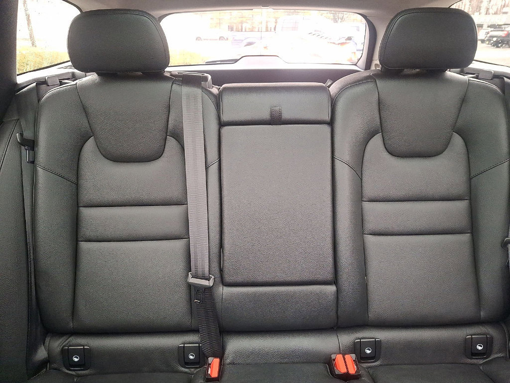 Used 2023 Volvo V60 B5 Cross Country Plus image 18