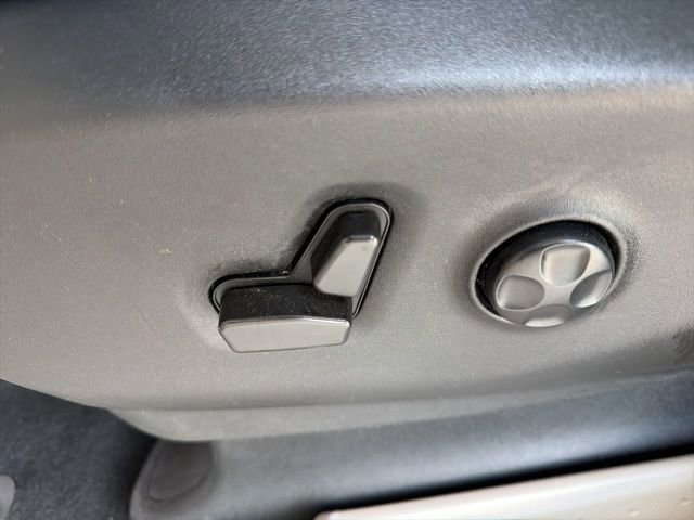Used 2022 Chrysler Voyager LX FWD image 36