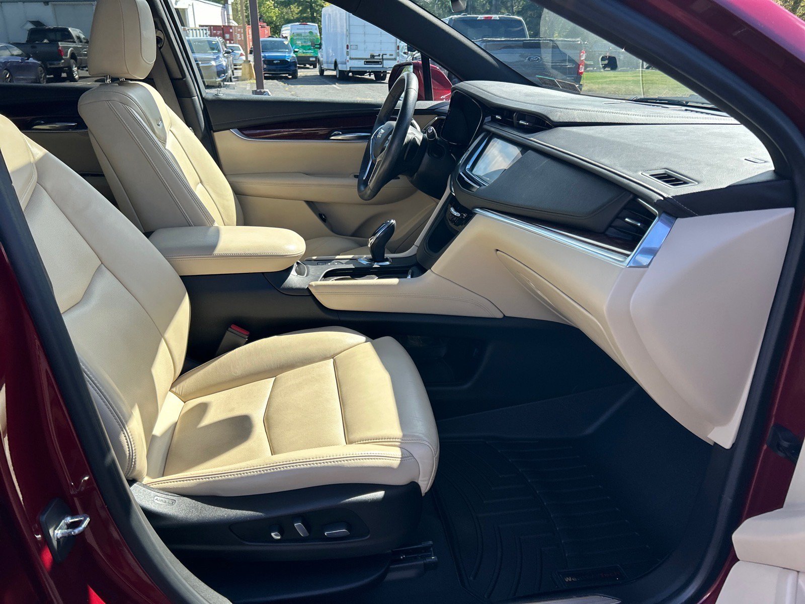 Used 2017 Cadillac XT5 Luxury w/ Driver Awareness Package AWD/4WD image 18