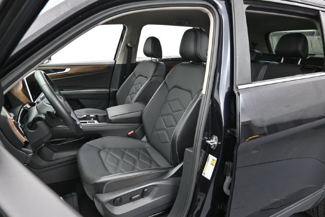 Used 2025 Volkswagen Atlas SE FWD image 11