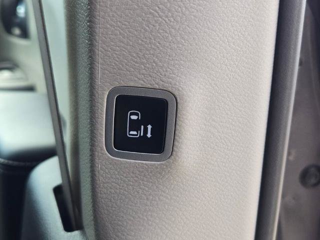 Used 2023 Chrysler Pacifica Touring-L FWD image 11
