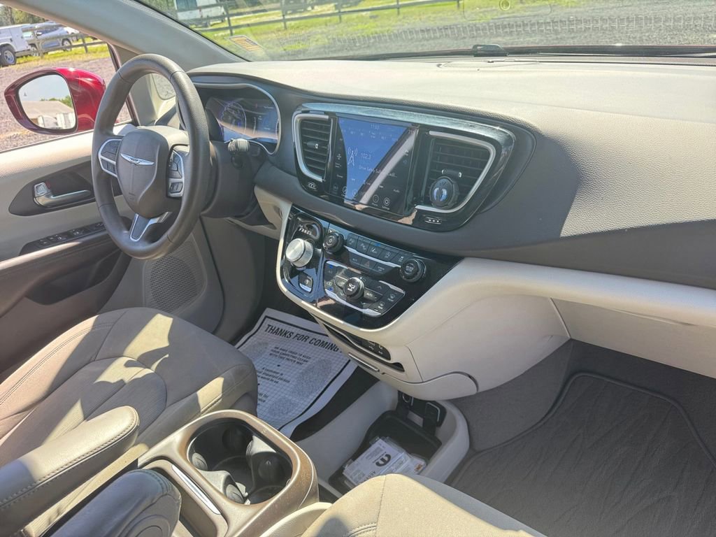 Used 2020 Chrysler Pacifica Touring w/ Advanced Safetytec Group FWD image 21