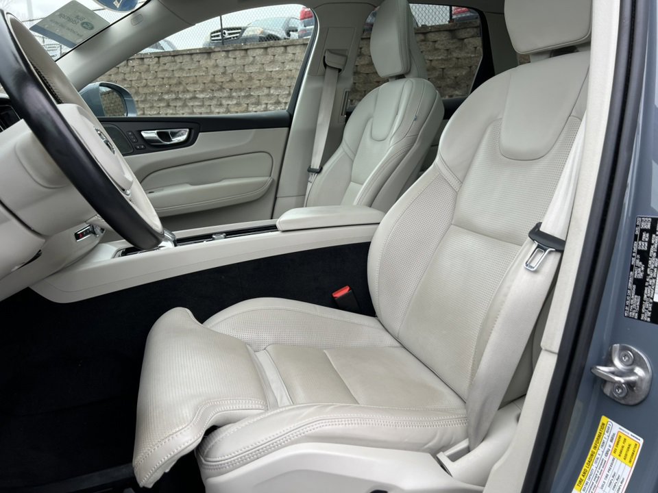 Used 2022 Volvo XC60 B5 Inscription image 10
