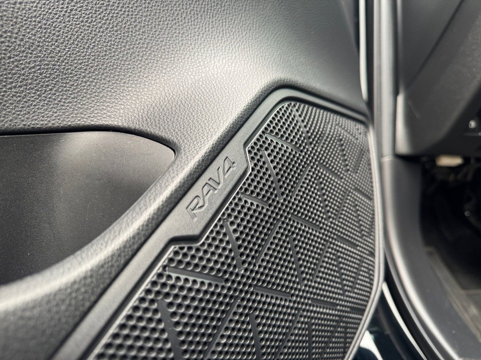 Used 2022 Toyota RAV4 SE image 20