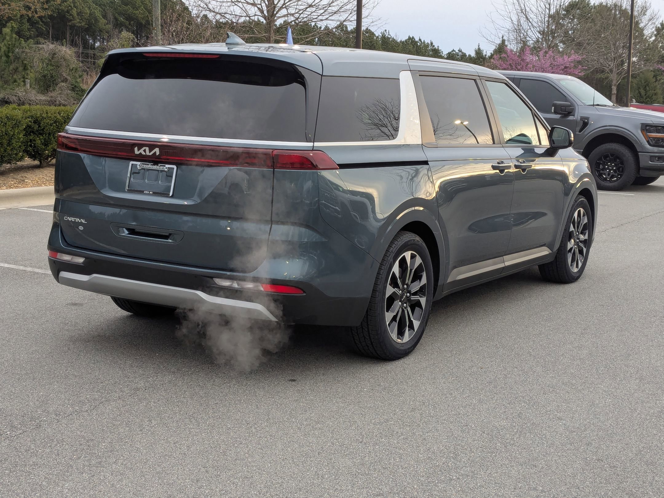 Used 2024 Kia Carnival EX image 5