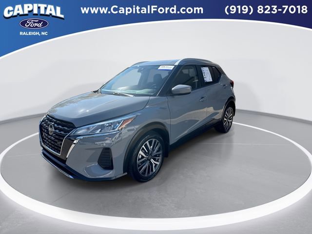 Used 2022 Nissan Kicks SV image 2