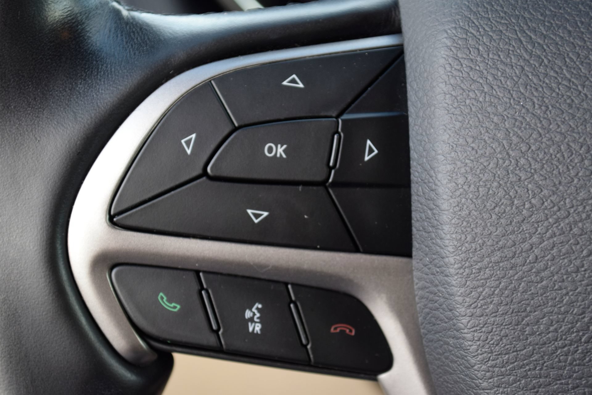 Used 2020 Jeep Grand Cherokee Limited AWD/4WD image 8