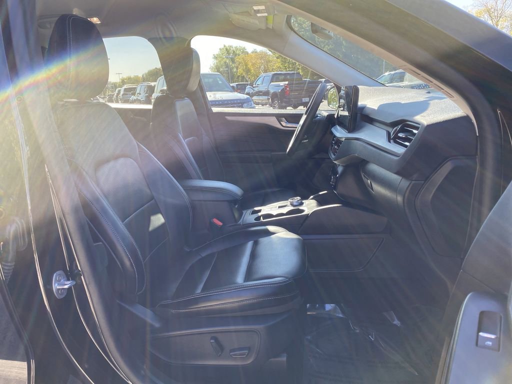 Certified 2025 Ford Escape Platinum image 38