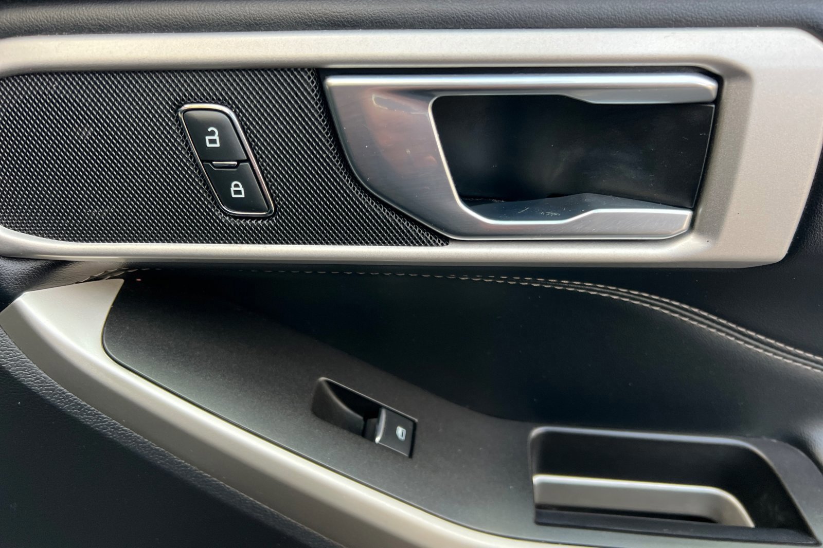 Certified 2022 Ford Explorer XLT w/ Equipment Group 202A image 22