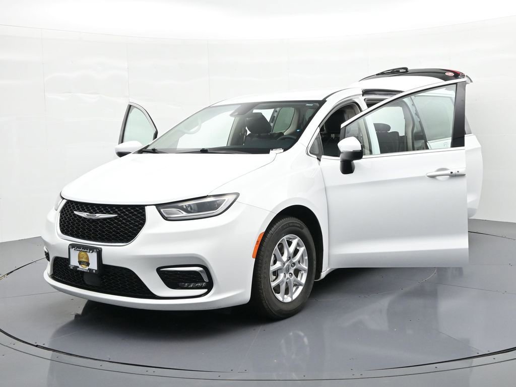 Used 2023 Chrysler Pacifica Touring-L FWD image 39