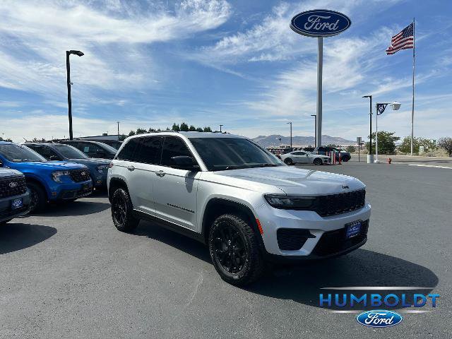 Used 2024 Jeep Grand Cherokee Altitude AWD/4WD image 3