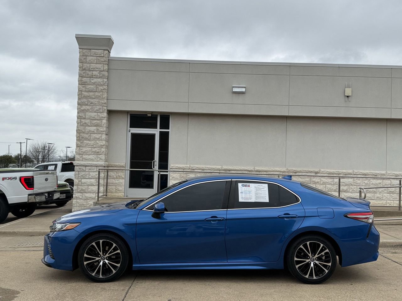 Used 2019 Toyota Camry SE image 3
