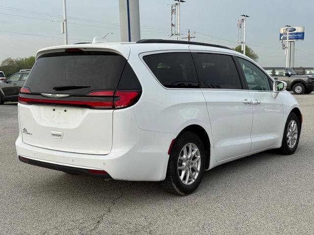 Used 2022 Chrysler Pacifica Touring-L FWD image 5