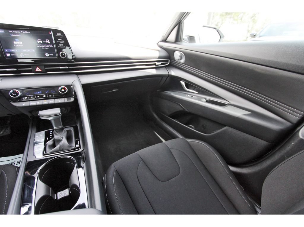 Used 2022 Hyundai Elantra SEL w/ Convenience Package FWD image 12