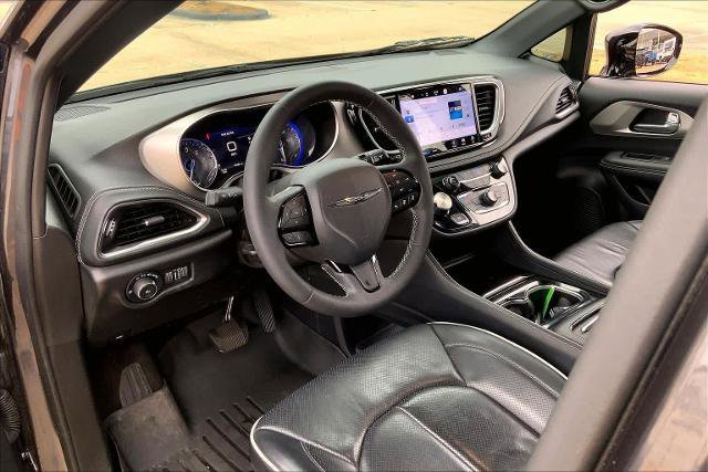 Used 2023 Chrysler Pacifica Limited w/ S Appearance Package image 17
