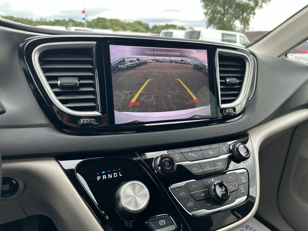 Used 2023 Chrysler Pacifica Touring-L FWD image 20