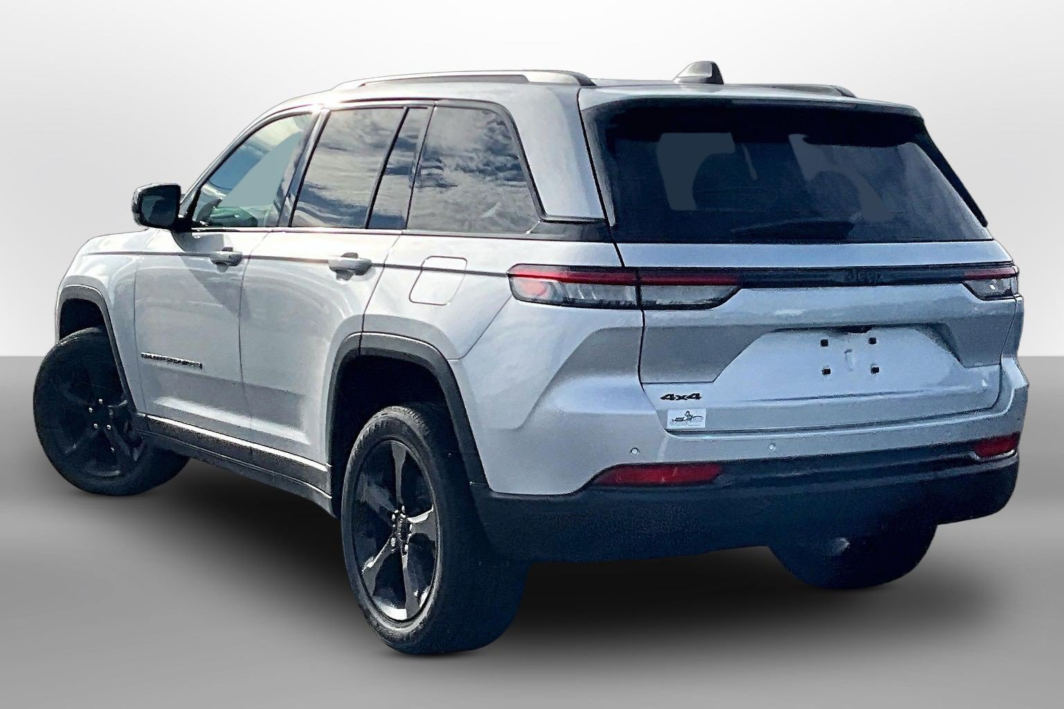 Used 2024 Jeep Grand Cherokee Altitude AWD/4WD image 10