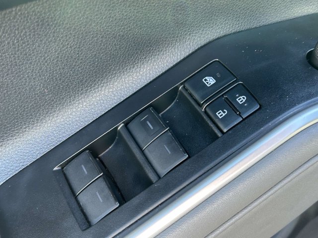 Used 2021 Toyota Highlander LE FWD image 16