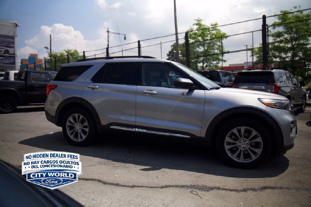 Certified 2022 Ford Explorer XLT w/ Equipment Group 202A AWD/4WD image 3