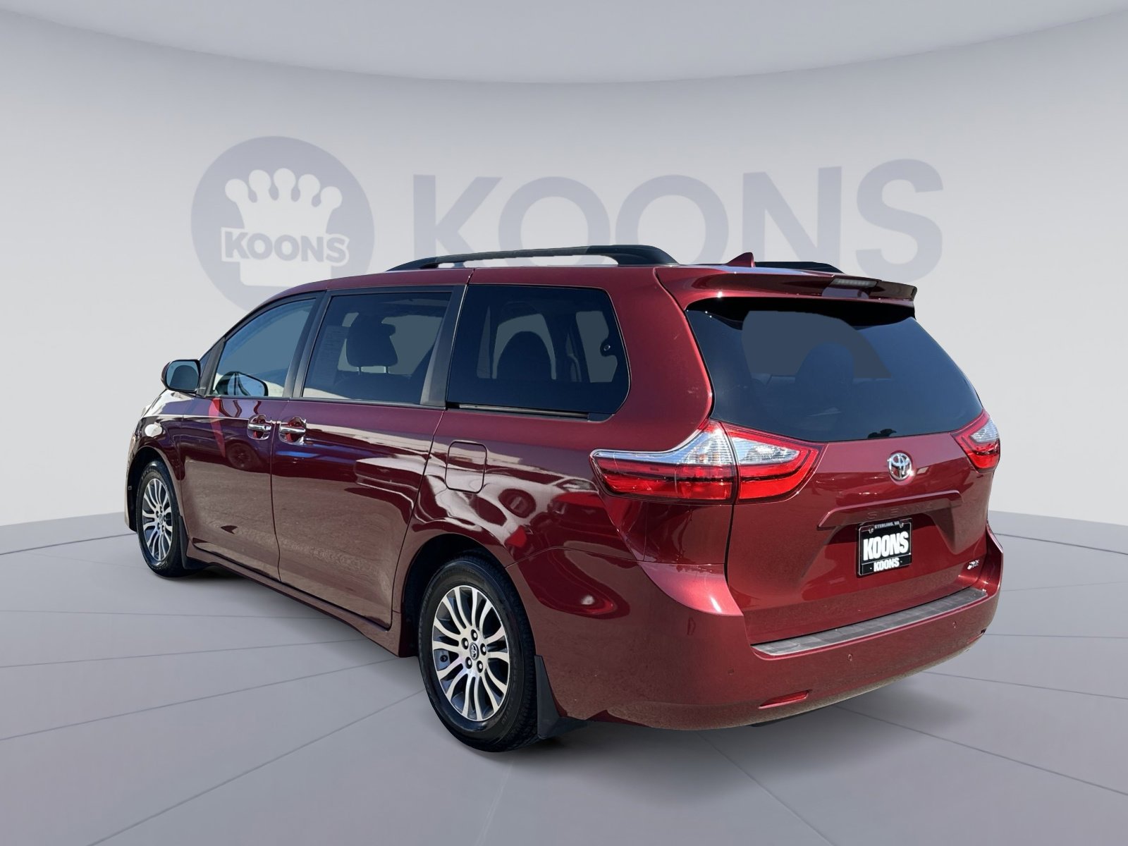 Used 2018 Toyota Sienna XLE w/ XLE Navigation Package FWD image 14